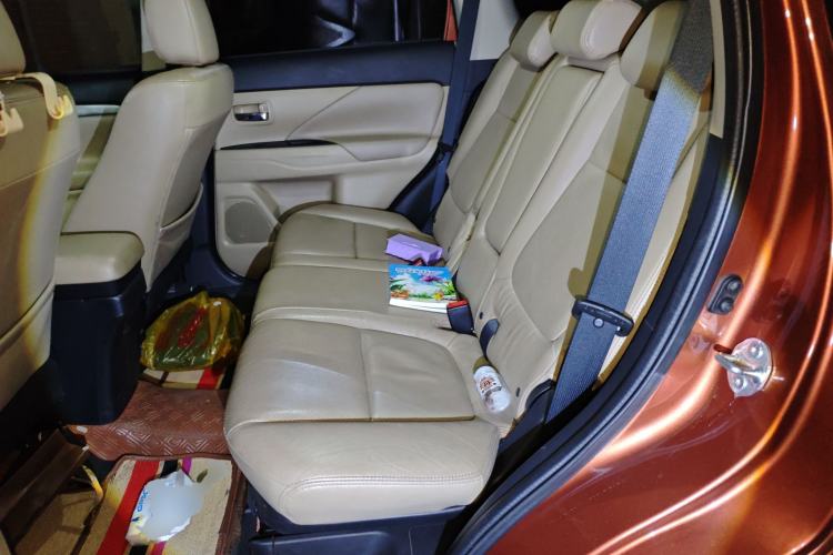 Used Mitsubishi Outlander 2013 2.4L 4x4 Luxury Navigation Edition 5 Seats Left Rear Seat