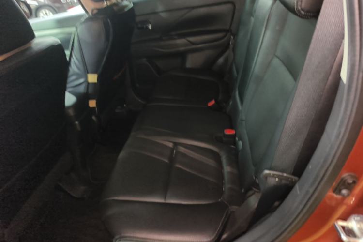 Used Mitsubishi Outlander 2013 2.4L 4x4 Luxury Navigation Edition 5 Seats Left Rear Seat