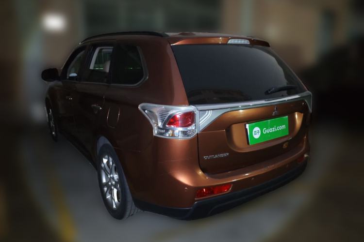 Used Mitsubishi Outlander 2013 2.4L 4x4 Luxury Navigation Edition 5 Seats Rear Left 45 Deg