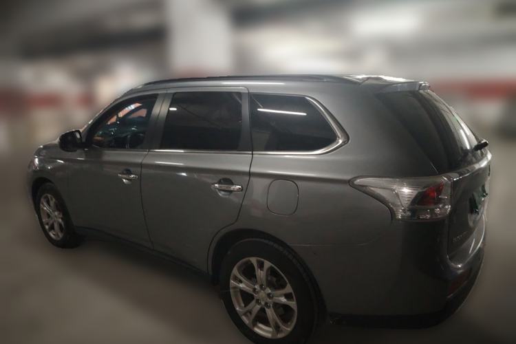 Used Mitsubishi Outlander 2013 2.4L 4x4 Luxury Navigation Edition 5 Seats Rear Left 45 Deg