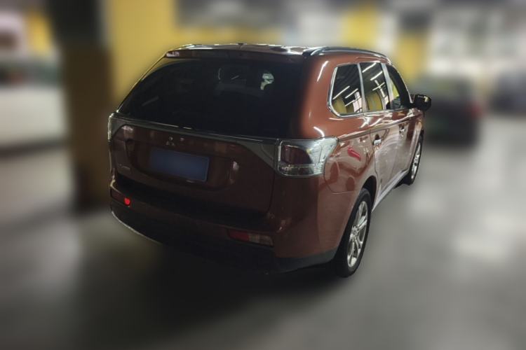 Used Mitsubishi Outlander 2013 2.4L 4x4 Luxury Navigation Edition 5 Seats Rear Right 45 Deg