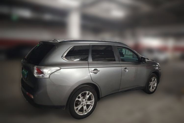Used Mitsubishi Outlander 2013 2.4L 4x4 Luxury Navigation Edition 5 Seats Rear Right 45 Deg