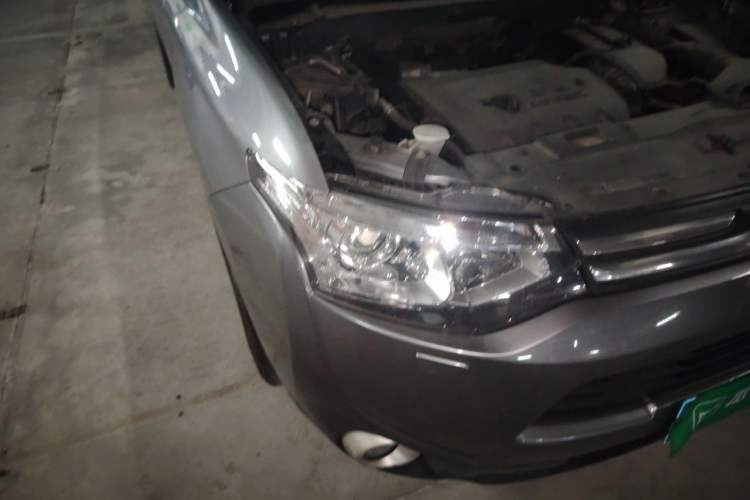 Used Mitsubishi Outlander 2013 2.4L 4x4 Luxury Navigation Edition 5 Seats Right Front Headlight