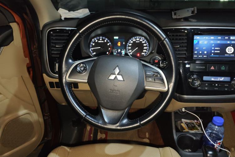 Used Mitsubishi Outlander 2013 2.4L 4x4 Luxury Navigation Edition 5 Seats Steering Wheel
