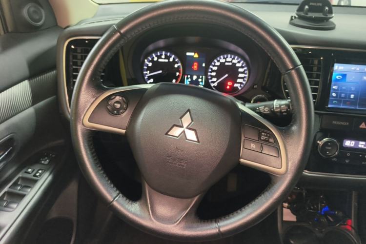 Used Mitsubishi Outlander 2013 2.4L 4x4 Luxury Navigation Edition 5 Seats Steering Wheel