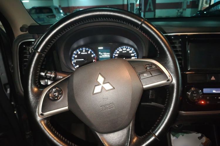 Used Mitsubishi Outlander 2013 2.4L 4x4 Luxury Navigation Edition 5 Seats Steering Wheel