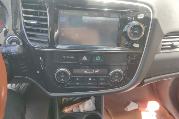 Used Mitsubishi Outlander 2013 2.4L 4x4 Luxury Navigation Edition 5 Seats Audio And AC Panel