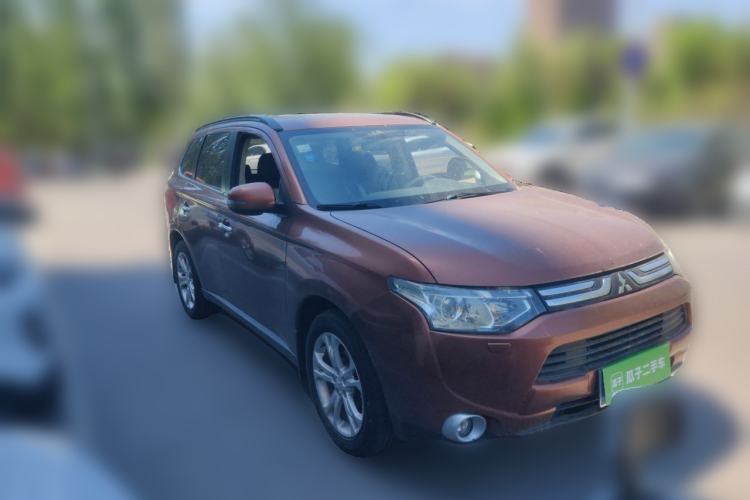 Used Mitsubishi Outlander 2013 2.4L 4x4 Luxury Navigation Edition 5 Seats Front Right 45 Deg