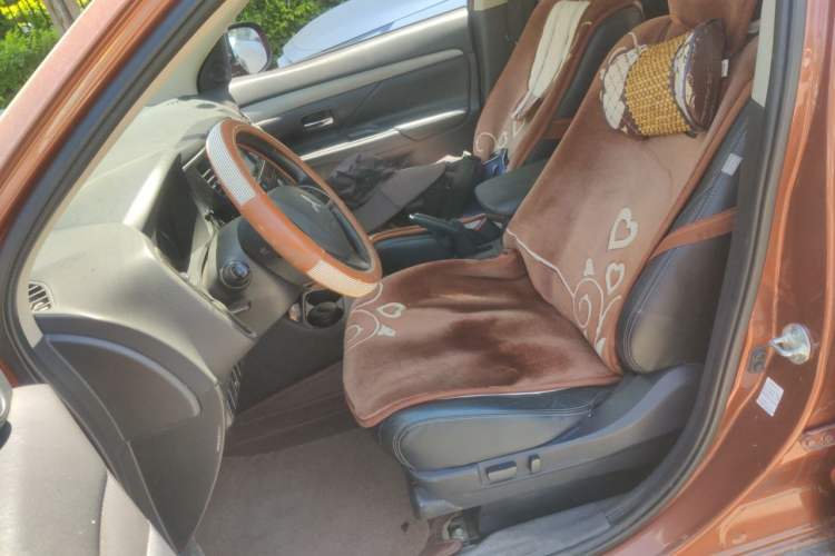 Used Mitsubishi Outlander 2013 2.4L 4x4 Luxury Navigation Edition 5 Seats Left Front Seat