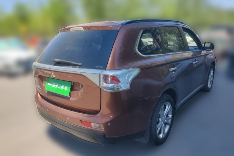 Used Mitsubishi Outlander 2013 2.4L 4x4 Luxury Navigation Edition 5 Seats Rear Right 45 Deg