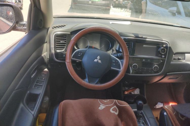 Used Mitsubishi Outlander 2013 2.4L 4x4 Luxury Navigation Edition 5 Seats Steering Wheel