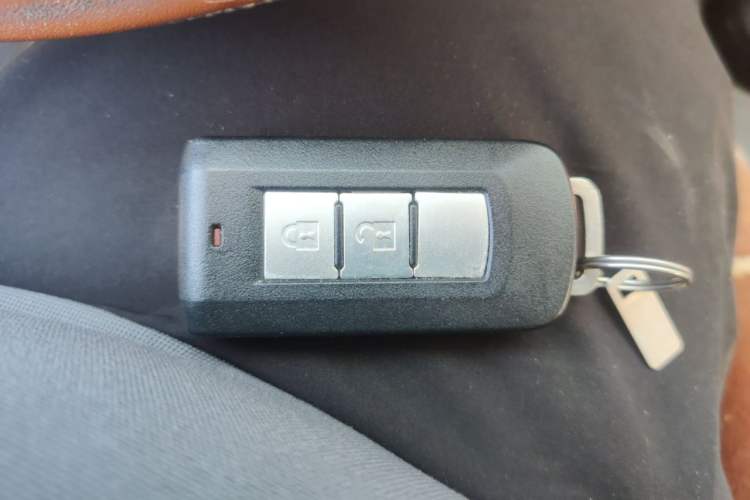 Used Mitsubishi Outlander 2013 2.4L 4x4 Luxury Navigation Edition 5 Seats Vehicle Key