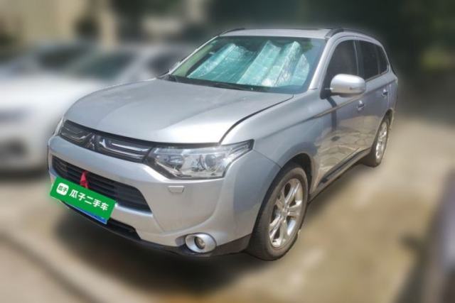 Mitsubishi Outlander 2013 2.4L Four-Wheel Drive Luxury Navigation Version 7 Seats d’occasion