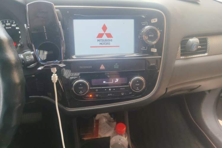 Used Mitsubishi Outlander 2013 2.4L Four-Wheel Drive Luxury Navigation Version 7 Seats Audio And AC Panel