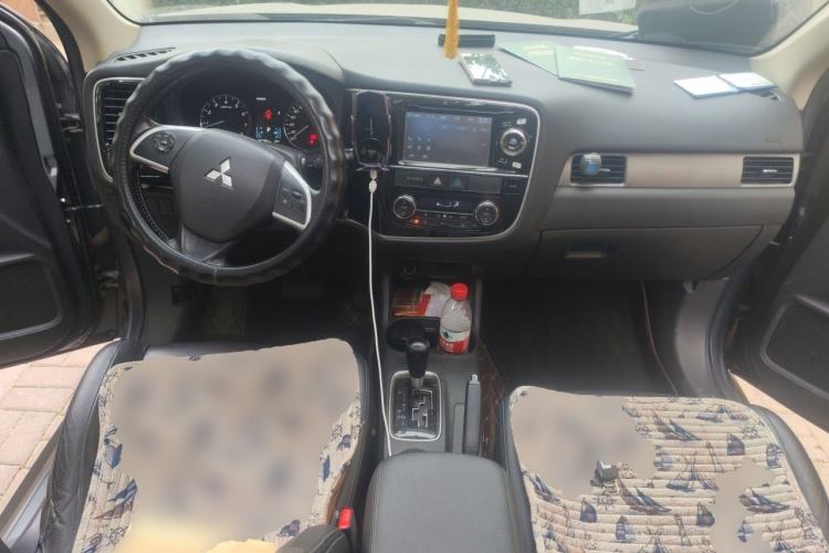 Used Mitsubishi Outlander 2013 2.4L Four-Wheel Drive Luxury Navigation Version 7 Seats Center Console