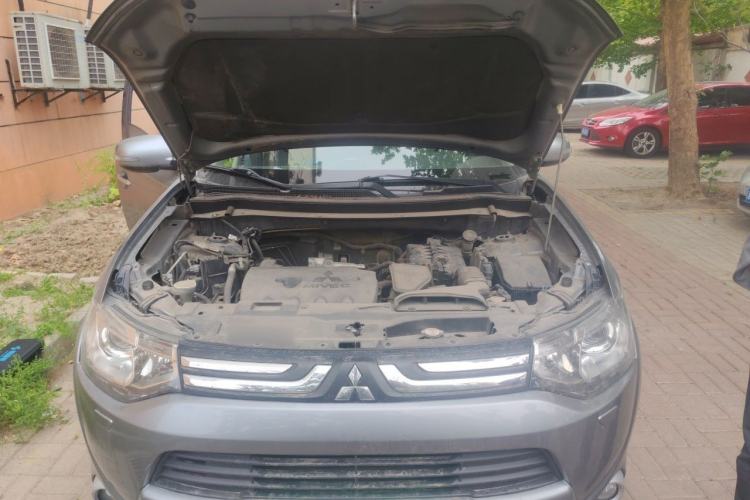 Used Mitsubishi Outlander 2013 2.4L Four-Wheel Drive Luxury Navigation Version 7 Seats Engine Bay