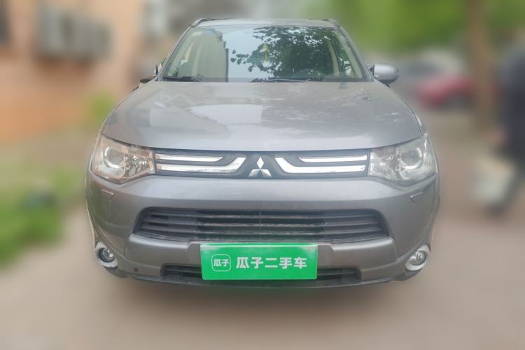 Used Mitsubishi Outlander 2013 2.4L Four-Wheel Drive Luxury Navigation Version 7 Seats Front
