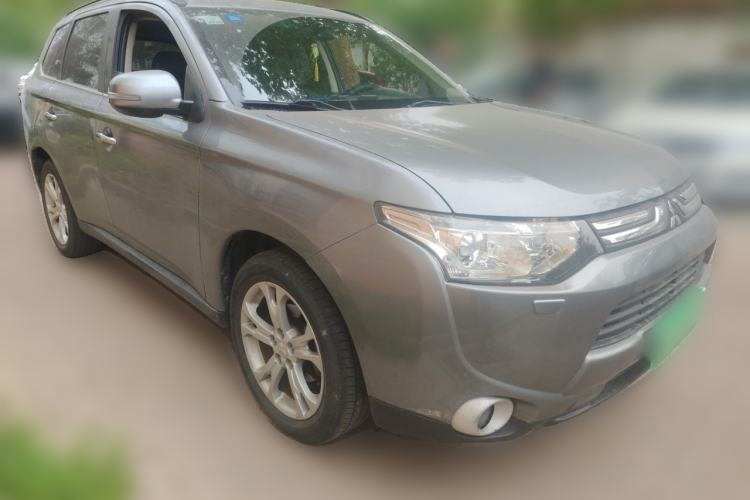 Used Mitsubishi Outlander 2013 2.4L Four-Wheel Drive Luxury Navigation Version 7 Seats Front Right 45 Deg