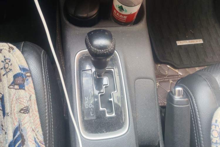Used Mitsubishi Outlander 2013 2.4L Four-Wheel Drive Luxury Navigation Version 7 Seats Gear Lever