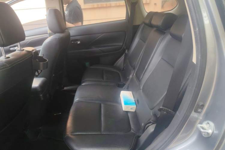 Used Mitsubishi Outlander 2013 2.4L Four-Wheel Drive Luxury Navigation Version 7 Seats Left Rear Seat