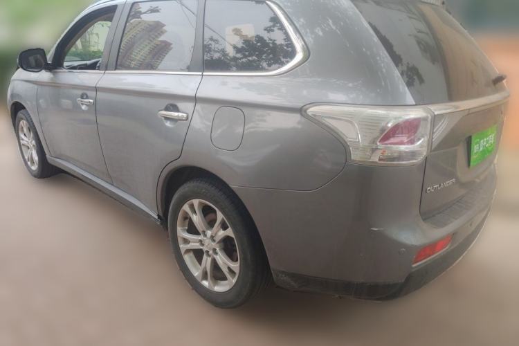 Used Mitsubishi Outlander 2013 2.4L Four-Wheel Drive Luxury Navigation Version 7 Seats Rear Left 45 Deg