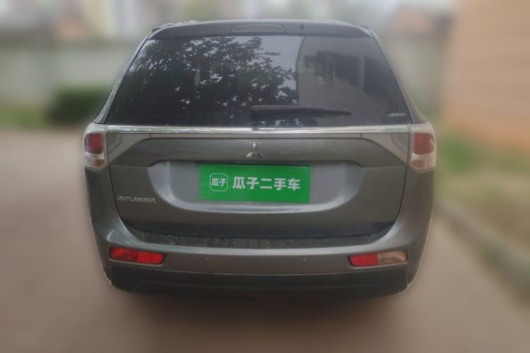 Used Mitsubishi Outlander 2013 2.4L Four-Wheel Drive Luxury Navigation Version 7 Seats Rear