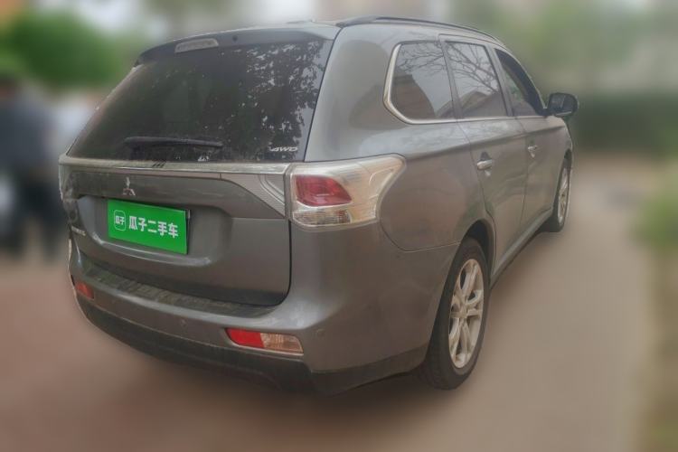Used Mitsubishi Outlander 2013 2.4L Four-Wheel Drive Luxury Navigation Version 7 Seats Rear Right 45 Deg