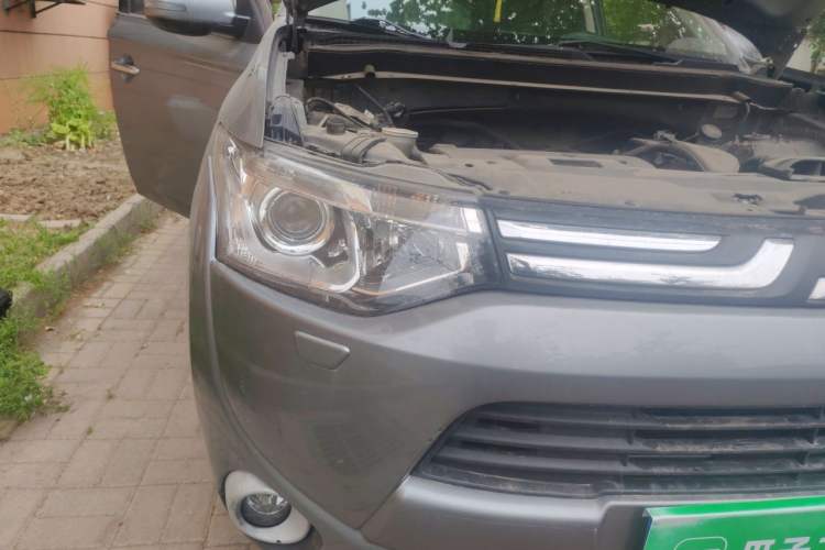 Used Mitsubishi Outlander 2013 2.4L Four-Wheel Drive Luxury Navigation Version 7 Seats Right Front Headlight