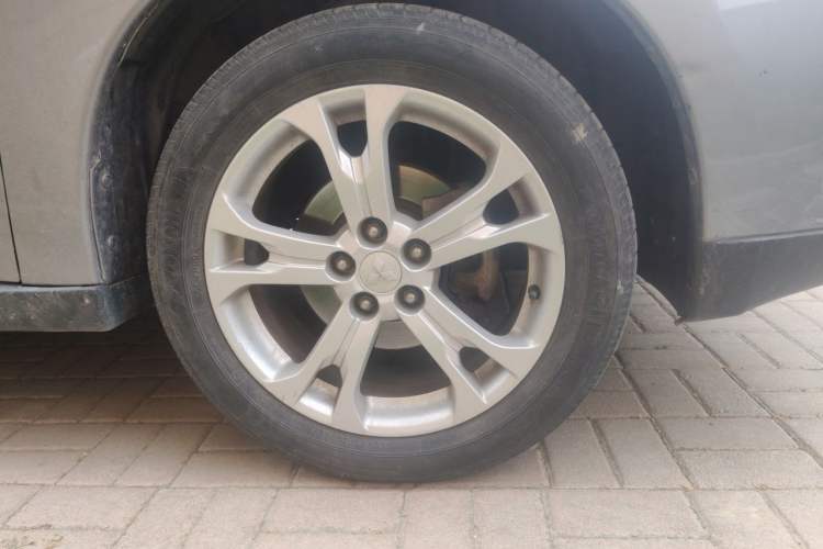 Used Mitsubishi Outlander 2013 2.4L Four-Wheel Drive Luxury Navigation Version 7 Seats Right Front Wheel Hub