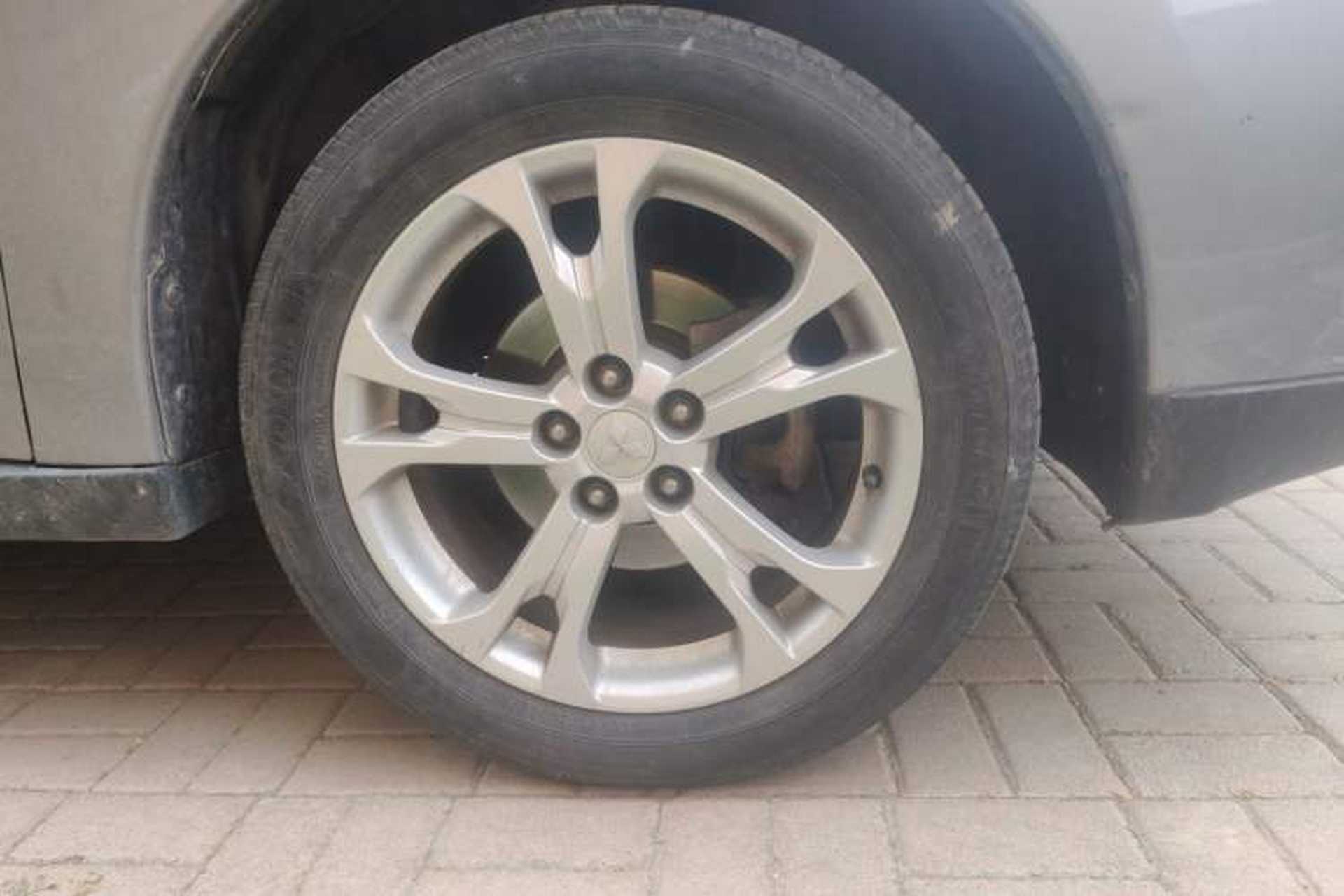 Used Mitsubishi Outlander 2013 2.4L Four-Wheel Drive Luxury Navigation Version 7 Seats Right Front Wheel Hub