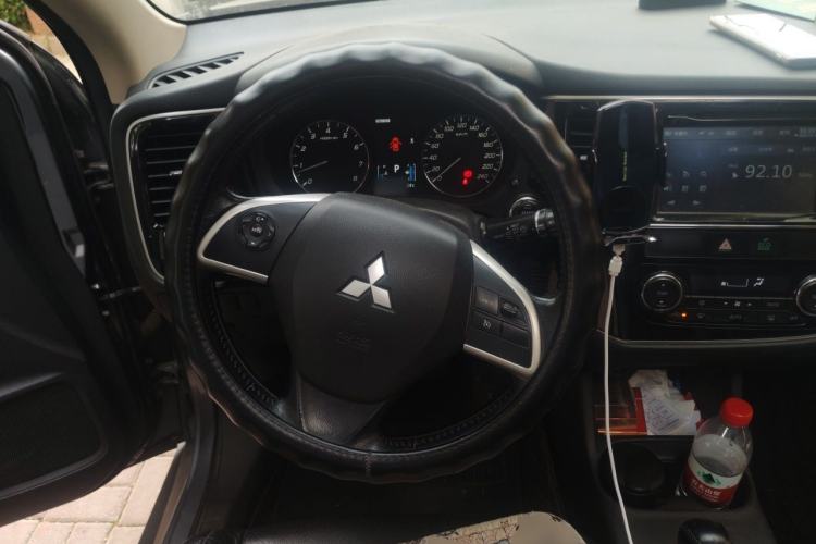 Used Mitsubishi Outlander 2013 2.4L Four-Wheel Drive Luxury Navigation Version 7 Seats Steering Wheel