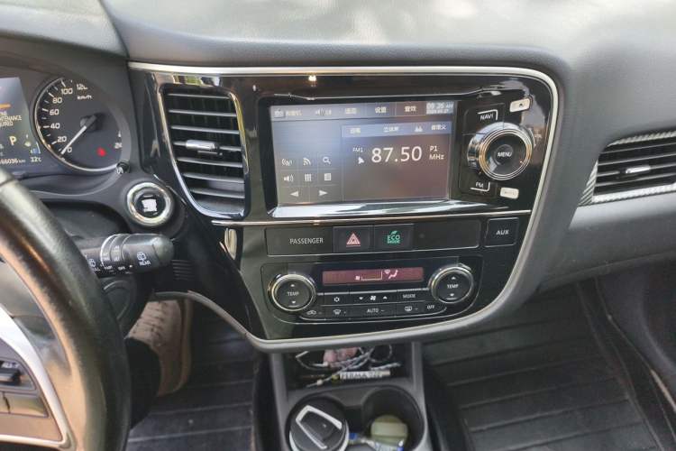 Used Mitsubishi Outlander 2013 2.4L 4x4 Luxury Navigation Edition 5 Seats Audio And AC Panel