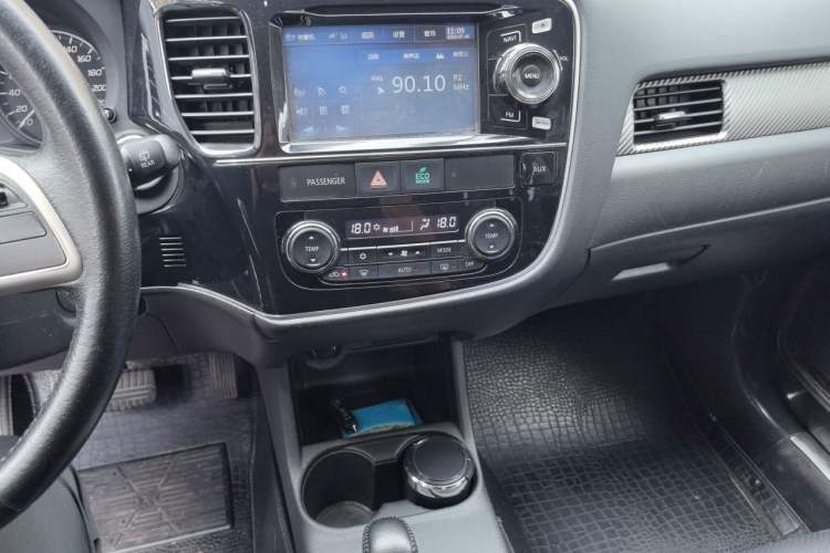 Used Mitsubishi Outlander 2013 2.4L 4x4 Luxury Navigation Edition 5 Seats Audio And AC Panel