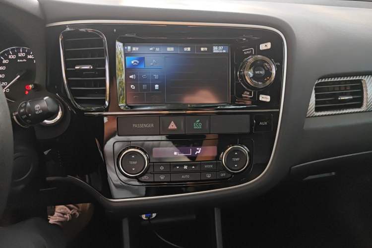 Used Mitsubishi Outlander 2013 2.4L 4x4 Luxury Navigation Edition 5 Seats Audio And AC Panel