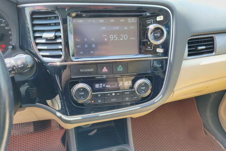 Used Mitsubishi Outlander 2013 2.4L Four-Wheel Drive Luxury Navigation Version 7 Seats Audio And AC Panel