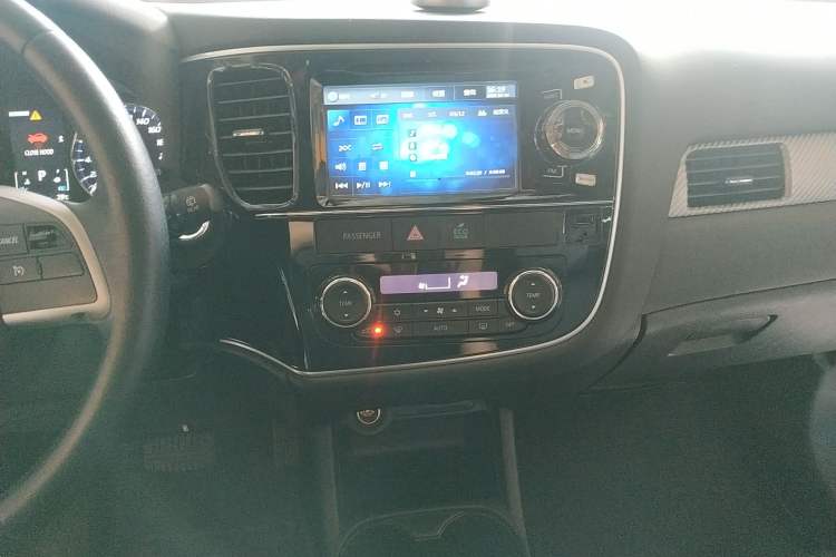 Used Mitsubishi Outlander 2013 2.4L Four-Wheel Drive Luxury Navigation Version 7 Seats Audio And AC Panel