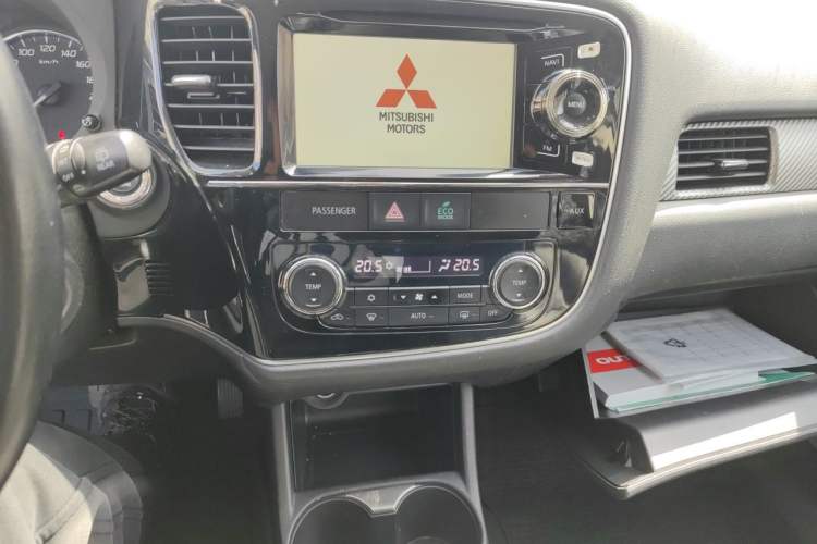 Used Mitsubishi Outlander 2013 2.4L 4x4 Luxury Navigation Edition 5 Seats Audio And AC Panel