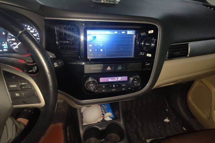 Used Mitsubishi Outlander 2013 2.4L 4x4 Luxury Navigation Edition 5 Seats Audio And AC Panel