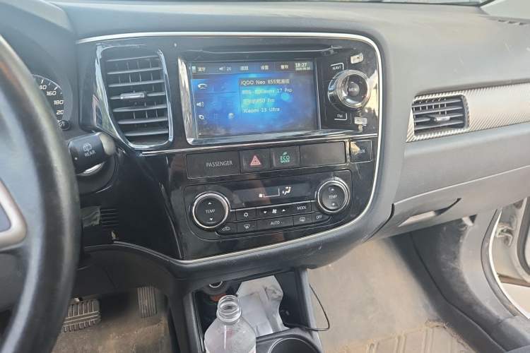 Used Mitsubishi Outlander 2013 2.4L Four-Wheel Drive Luxury Navigation Version 7 Seats Audio And AC Panel