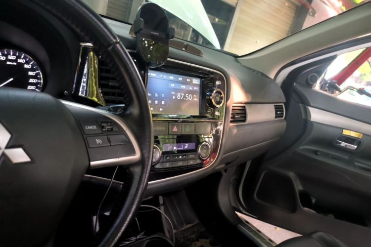 Used Mitsubishi Outlander 2013 2.4L 4x4 Luxury Navigation Edition 5 Seats Audio And AC Panel