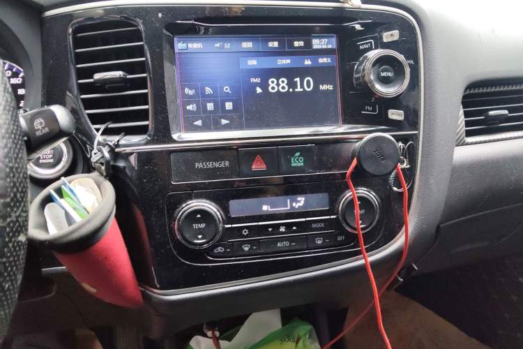 Used Mitsubishi Outlander 2013 2.4L Four-Wheel Drive Luxury Navigation Version 7 Seats Audio And AC Panel