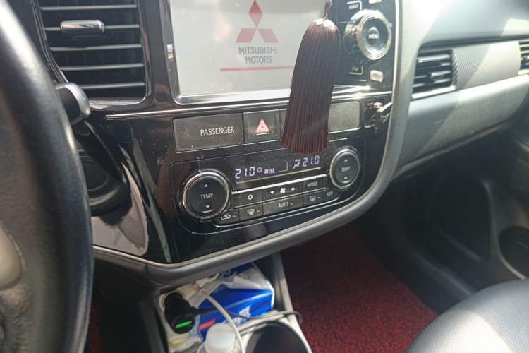 Used Mitsubishi Outlander 2013 2.4L 4x4 Luxury Navigation Edition 5 Seats Audio And AC Panel