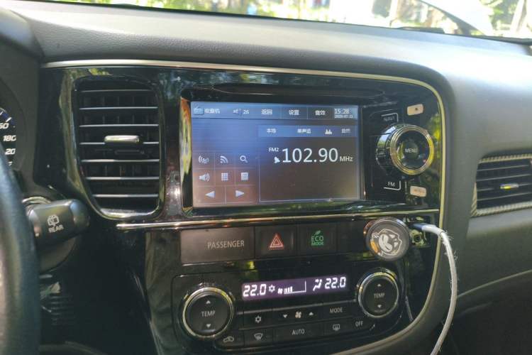 Used Mitsubishi Outlander 2013 2.4L Four-Wheel Drive Luxury Navigation Version 7 Seats Audio And AC Panel