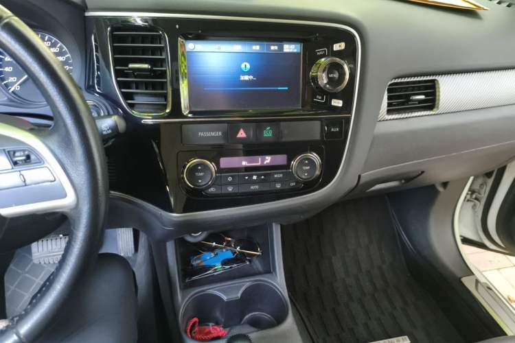Used Mitsubishi Outlander 2013 2.4L 4x4 Luxury Navigation Edition 5 Seats Audio And AC Panel