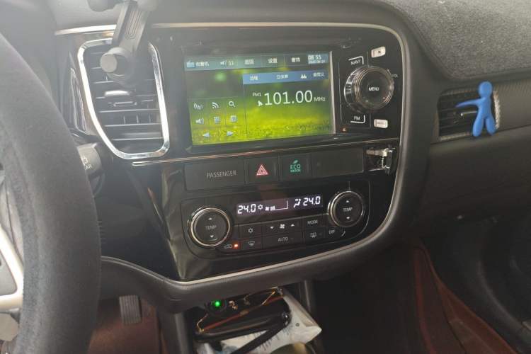 Used Mitsubishi Outlander 2013 2.4L 4x4 Luxury Navigation Edition 5 Seats Audio And AC Panel