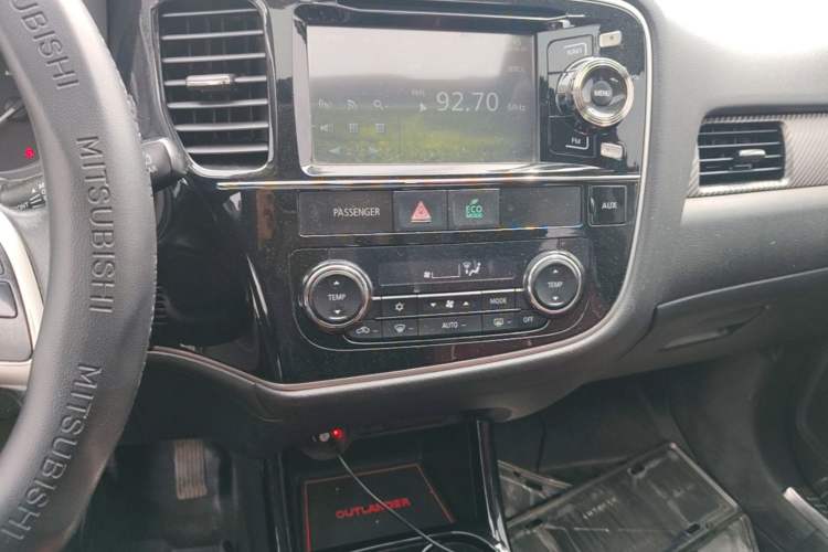 Used Mitsubishi Outlander 2013 2.4L 4x4 Luxury Navigation Edition 5 Seats Audio And AC Panel