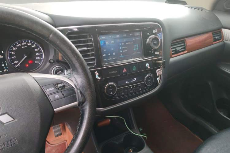 Used Mitsubishi Outlander 2013 2.4L Four-Wheel Drive Luxury Navigation Version 7 Seats Audio And AC Panel