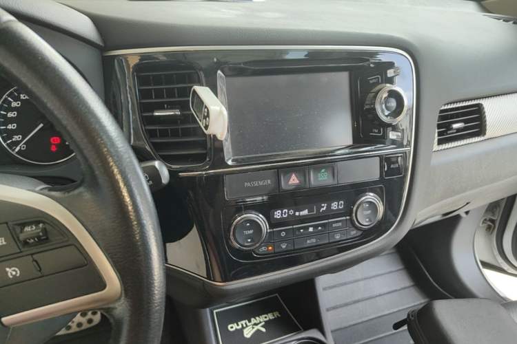 Used Mitsubishi Outlander 2013 2.4L Four-Wheel Drive Luxury Navigation Version 7 Seats Audio And AC Panel