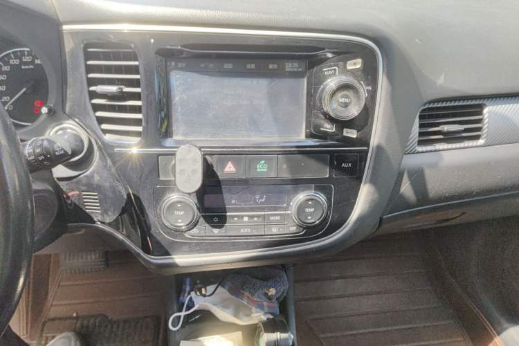 Used Mitsubishi Outlander 2013 2.4L 4x4 Luxury Navigation Edition 5 Seats Audio And AC Panel