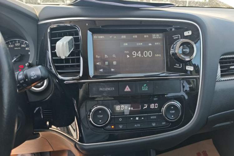 Used Mitsubishi Outlander 2013 2.4L 4x4 Luxury Navigation Edition 5 Seats Audio And AC Panel